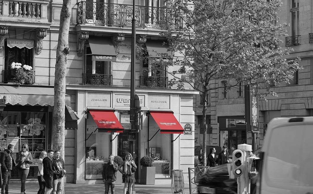 Vitrier sérieux pour remplacer la vitrine d'un magasin à Paris et en Île-de-France