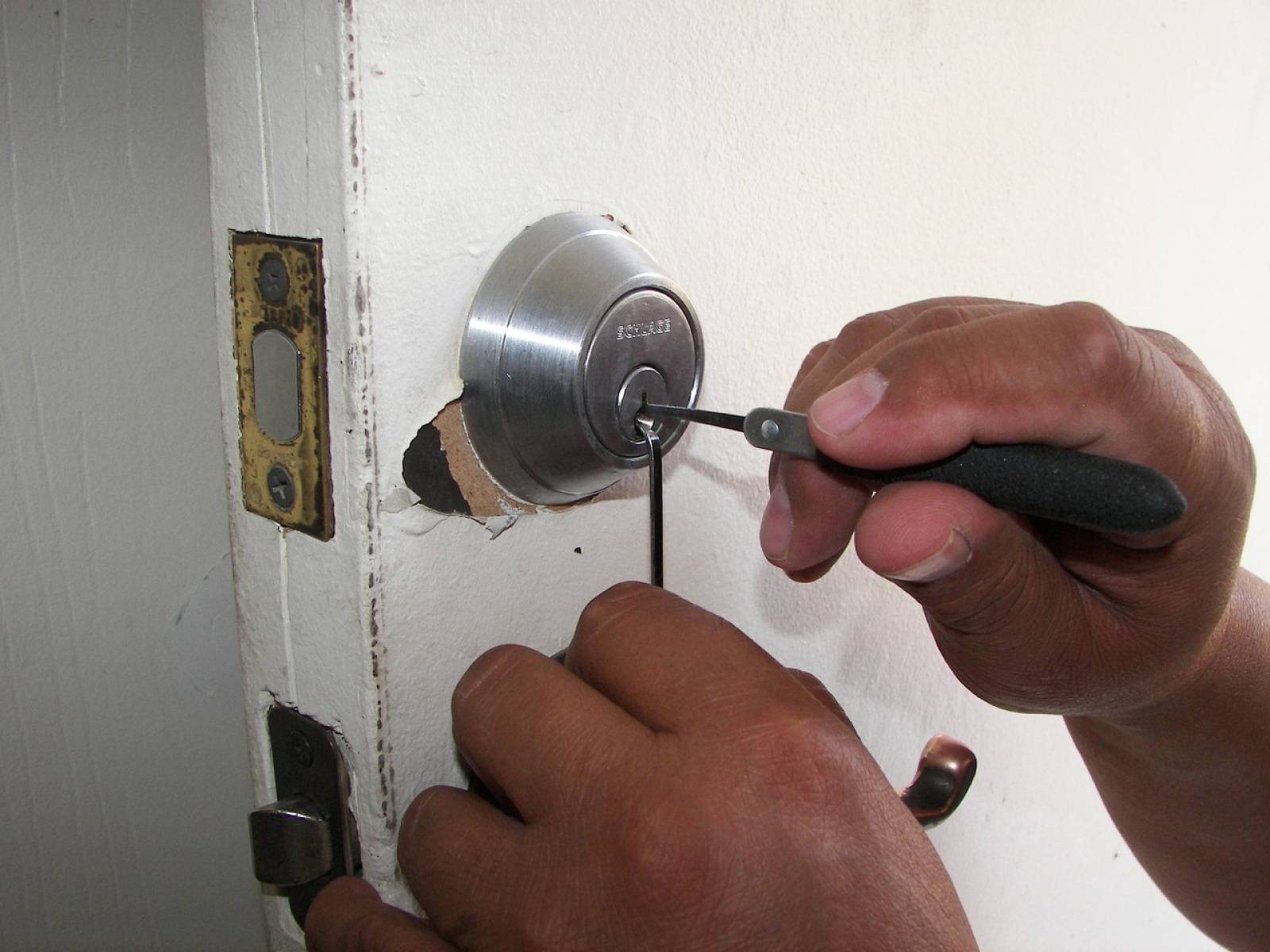 Remplacement de porte par un serrurier spécialisé à Paris 11